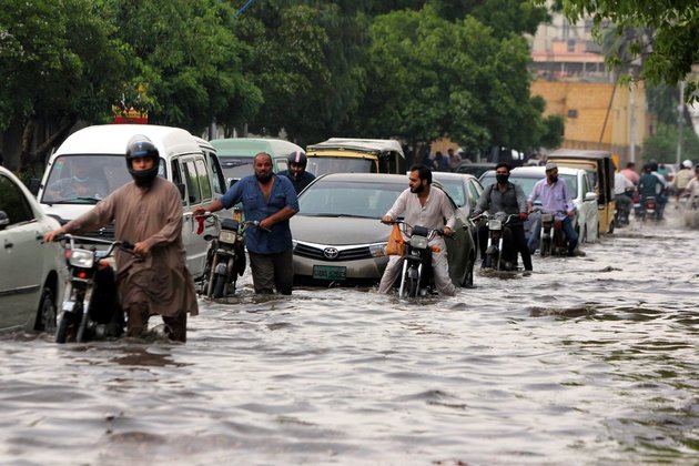 karachi-thunder-rain